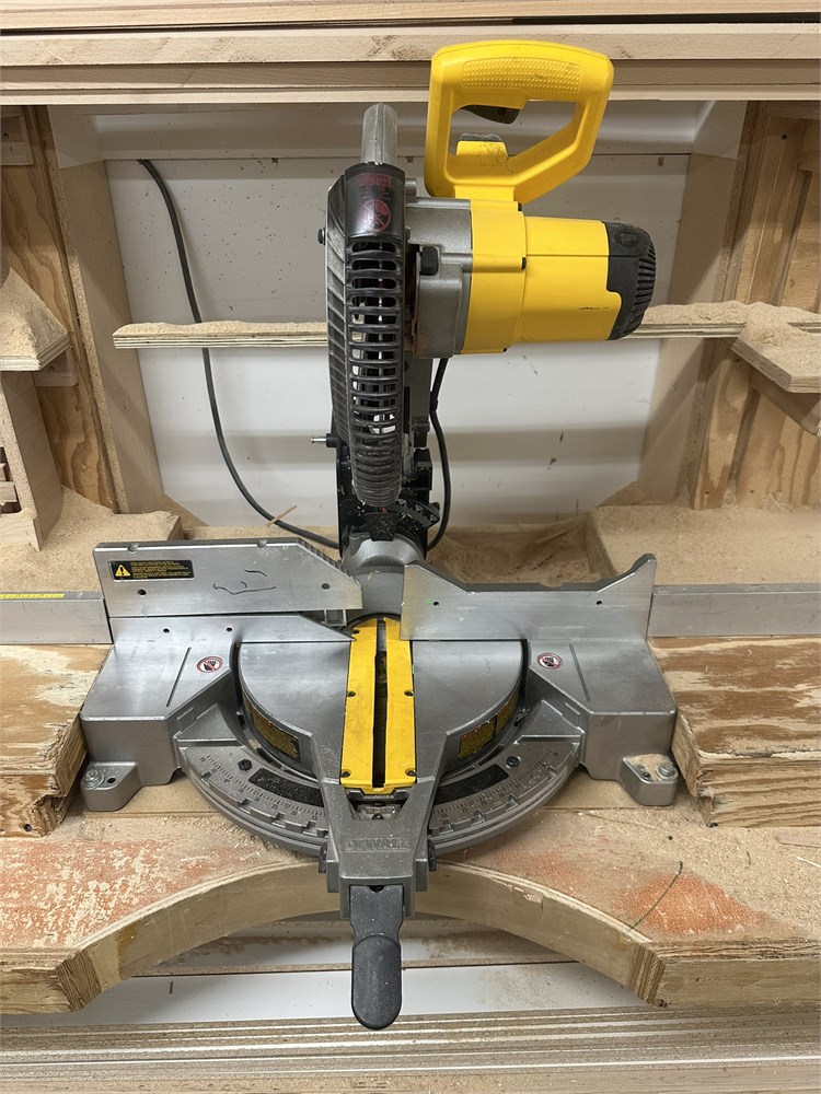 Dewalt "DW715" 12" Compound Miter Saw