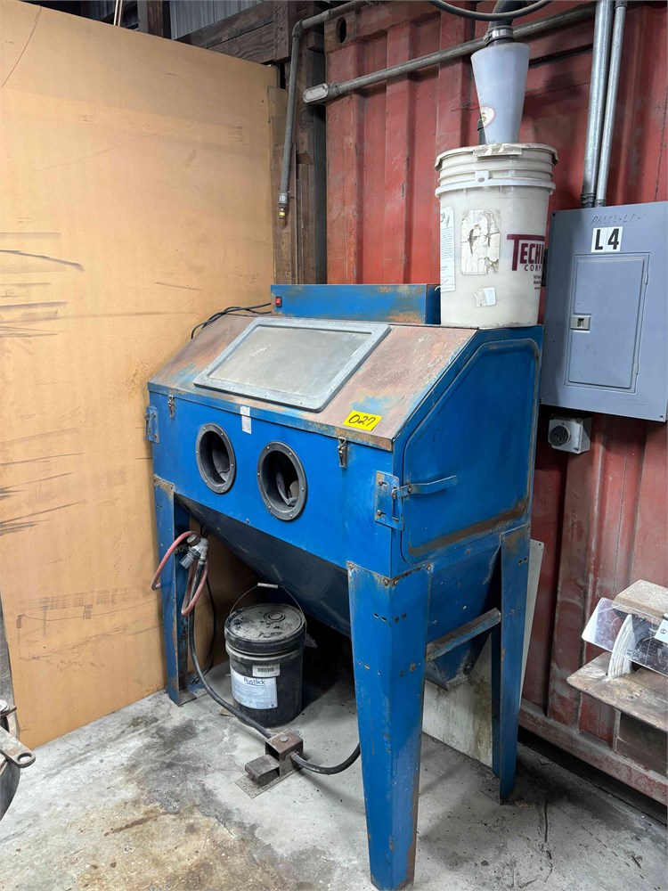 Media blasting cabinet