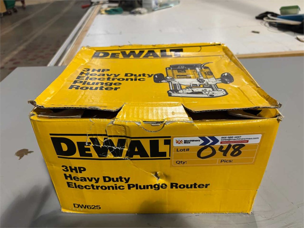 DeWalt "DW625" Electronic Plunge Router
