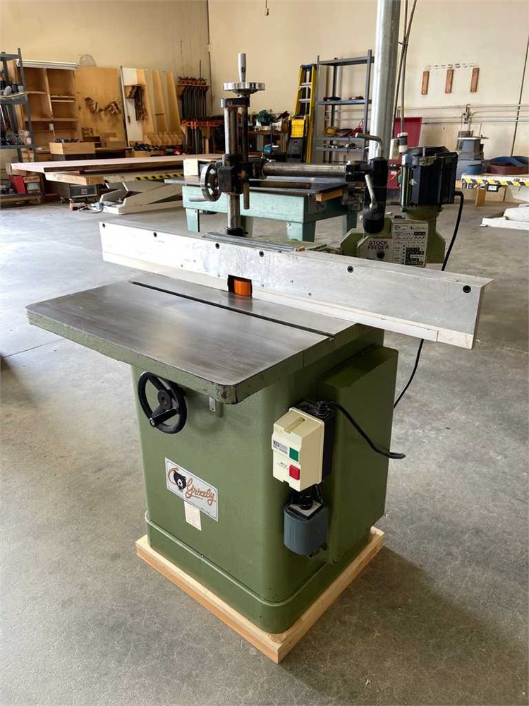 Grizzly Shaper with Powerfeeder