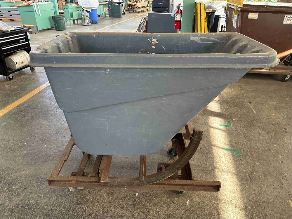 Rubbermaid Self Dumping Hopper