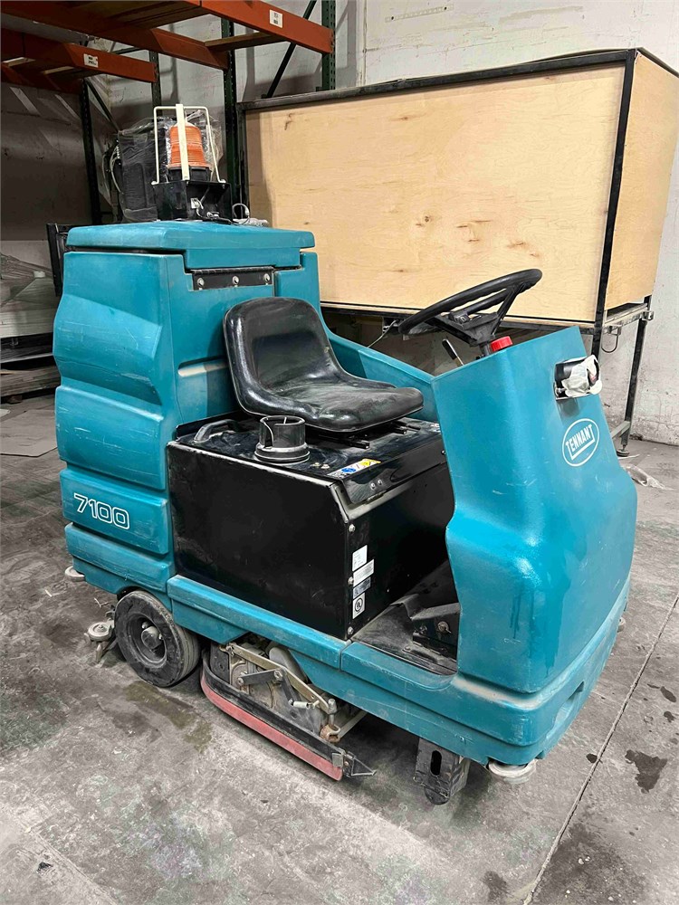 Tennant "M7100" Floor Cleaner