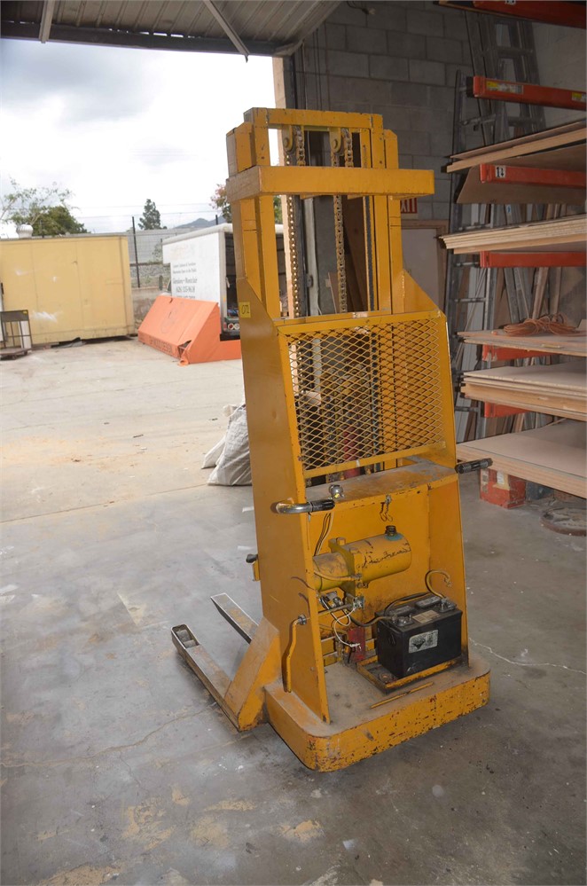 Electric material lift